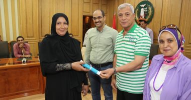 فيديو وصور.. محافظ المنوفية يسلم 7 عقود مشروعات صغيرة للأرامل والمطلقات 