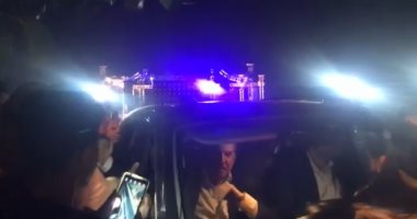 "حب الناس نعمة".. تجمهر معجبى وليد توفيق حول سيارته بعد حفله بسوريا