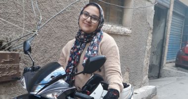 بهدية نجاح الثانوية العامة.. "نور ماجور" أول بنوتة دليفرى فى الإسكندرية.. صور
