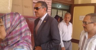 صور .. رئيس مدينة شبرا الخيمة يتفقد استعدادات المدارس لاستقبال العام الدراسى