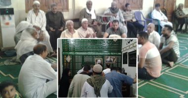 صور.. بدء احتفالات مولد الإمام السيوطى بالدعوات والأناشيد.. مجاذيب ومحبون على عتبة بحر العلوم.. الطرق الصوفية: إقامة حلقات ذكر وأناشيد.. تقديم الفول النابت والمياه للزائرين.. و"الأوقاف" تنظم ندوات دينية وعلمية