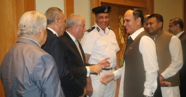 صور.. محافظ جنوب سيناء يلتقى الدارسين بكلية الدفاع الوطنى بشرم الشيخ