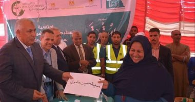 صور.. محافظ الوادى الجديد يسلم 54 وحدة سكنية مجانية للحالات الأولى بالرعاية
