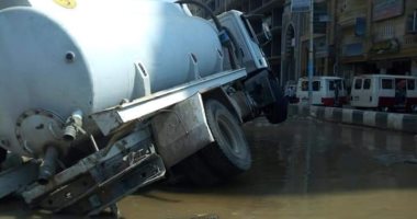 صور.. توقف حركة المرور بسبب كسر ماسورة مياه بشارع فاروق بالزقازيق