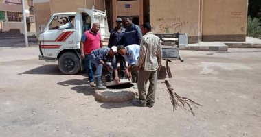 "مياه الشرب بأسوان" تبدأ تغطية البالوعات المسروقة بحى الصداقة