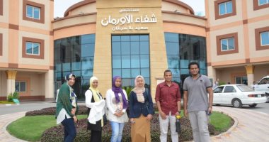 صور.. طلاب طب وعلوم جامعة جنوب الوادى يزورون مرضى السرطان بالأقصر