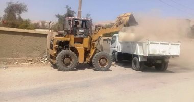 صور.. رفع 30 طن قمامة ومخلفات صلبة وتطهير ترعة السيل فى أخميم بسوهاج