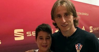 صور.. مودريتش يحقق أحلام طفل مدريدى قبل مواجهة إسبانيا