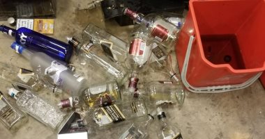 صور.. إعدام كميات كبيرة من الخمور والسجائر الفاسدة بمطار القاهرة