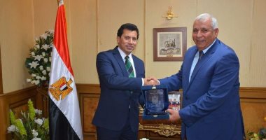 وزير الشباب والرياضة يلتقى محافظ الوادى الجديد.. صور