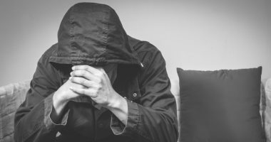 كيف تتأثر صحة الرجل بوفاة الزوجة؟ استشارى يجيب
