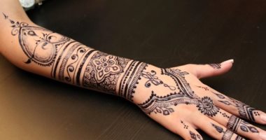 ممكن تترك أثر وتسبب الهرش.. تعرفى على أبرز أضرار رسومات الحنة على الجلد