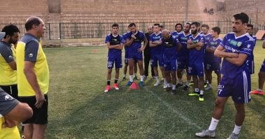 صور.. علاء نبيل يجتمع بلاعبى المقاولون قبل مواجهة سموحة