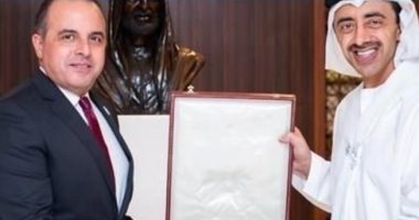 رئيس الإمارات يمنح السفير المصرى وسام الاستقلال من الطبقة الأولى