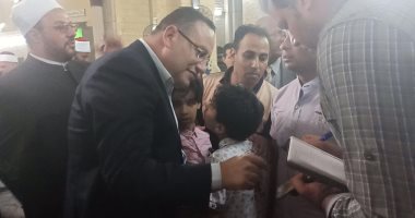 فيديو.. محافظ الإسكندرية يمنح طفلا كفيفا مكافأه مالية لتفوقه فى قراءة القرآن