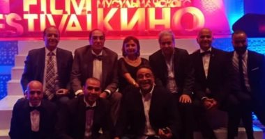 صور..الوفد المصرى بمهرجان كازان فى روسيا يحتفل بفوز محمود حميدة بأفضل ممثل