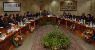 رئيس جامعة أسيوط يشدد على "عمداء الكليات بتوفير الدعم والرعاية للطلاب