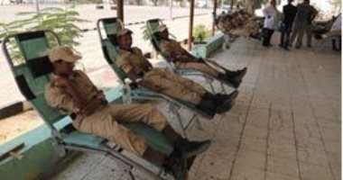 صور.. يد تحمل السلاح وأخرى تنقذ المرضى.. رجال الشرطة يتبرعون بدمائهم