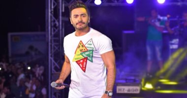 تامر حسنى يتفاعل مع تعليقات جمهوره على كليب ناسينى.. صور