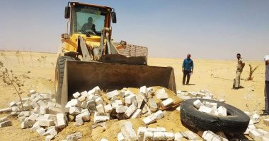 صور.. إزالة 7 آبار مياه جوفية غير مرخصة فى الخارجة والمنيرة بالوادى الجديد