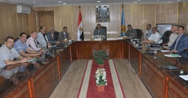 محافظ أسيوط: حل مشكلة انتداب 186 ممرضة من "الصحة" للمستشفيات الجامعية