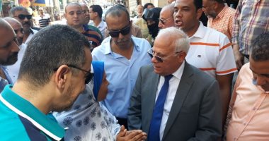 صور.. محافظ بورسعيد يستعرض مشاكل المواطنين بجولة ميدانية بسوق البازار