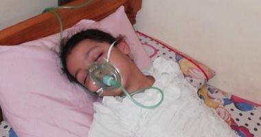فيديو وصور.. مأساة الطفلة "سما" تحتاج لإجراء زراعة كبد لإنقاذها من الموت 