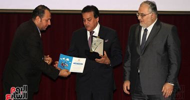 وزير التعليم العالى:" مافيش امتحان فى الدنيا فى مستوى الطالب المتوسط "