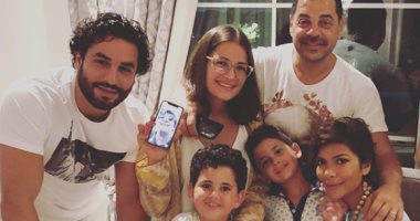 سيلفى العائلة.. هكذا احتفلت شام ابنه أصالة بعيد ميلاد طارق العريان
