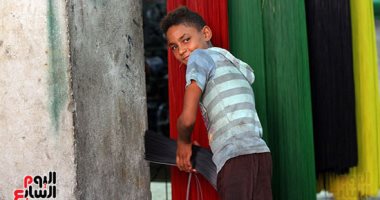 صورة اليوم.. جنود مجهولون فى كواليس صناعة الحصيرة