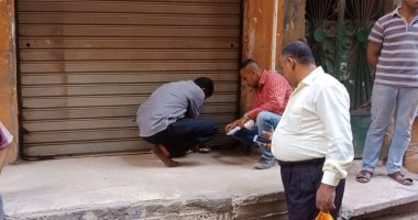 صور.. تنفيذ 5 قرارات غلق وتشميع للمحلات المخالفة بالخصوص