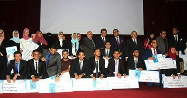 صور.. وزير التعليم العالى يكرم 18 طالبا بكلية الطب فى جامعة المنصورة 