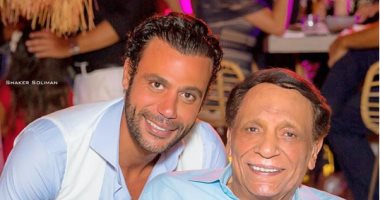 محمد إمام ينشر صورة جديدة مع والده من حفل زفافه.. ويعلق "أبويا الزعيم"