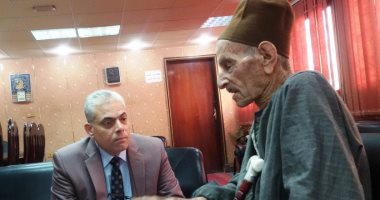 صور.. رئيس مدينة أشمون يستمع لشكوى عجوز ويعد بحلها