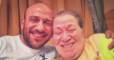 أحمد مكى لوالدته: "أنا مهما کبرت حاجی و أوطی علی رجلك وأبوسها"