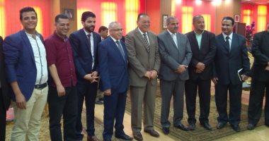 صور.. المحرصاوى يهدى محافظ الشرقية درع جامعة الأزهر ويتعهد بقوافل لعلاج المرضى
