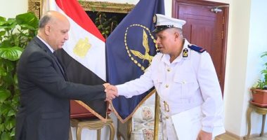 الداخلية تكرم أمين شرطة حصل على دبلوم القانون العام من جامعة الإسكندرية