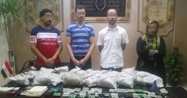 فيديو.. ضبط 20 كيلو استروكس بحوزة 3 عاطلين وربة منزل فى الجيزة