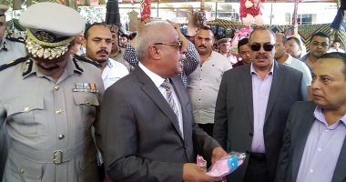 صور.. مدير أمن كفر الشيخ يتفقد معرض الأدوات المدرسية