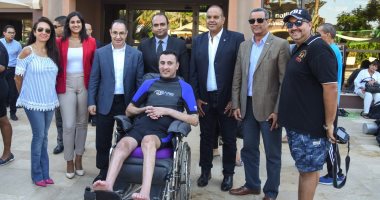 نائب محافظ الإسكندرية يكرم ولاء حافظ الفائز بالتحدى الأعظم للغوص رغم إعاقته.. صور