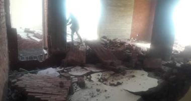 صور.. حملة لإزالة أدوار مخالفة فى عقار من 10 طوابق بالمعصرة