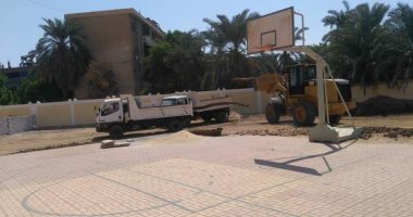 صور .. رئاسة مركز الداخلة تنفذ أعمال تسوية وتمهيد أمام وداخل المدارس 