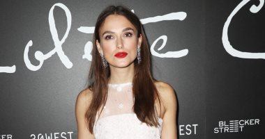 صور.. كيرا نايتلى بفستان مذهل من Chanel خلال العرض الأول لفيلمها Colette