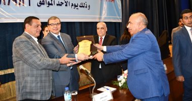 فيديو وصور.. وزير القوى العاملة يوزع 1574 شهادة أمان بقيمة 500 جنيه بالبحيرة