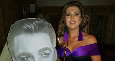 بصورة مع ملك الترسو.. رانيا فريد شوقى تحتفل بجائزة التميز عن دورها فى عوالم خفية