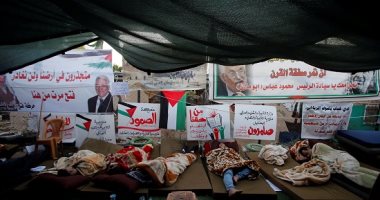 صور.. نشطاء فلسطينيون يعتصمون لمنع قوات الاحتلال من هدم قرية خان الأحمر