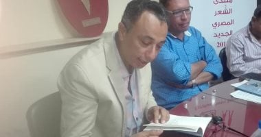 فارس خضر يقرأ قصيدة من ديوانه "بعين واحدة وبصيرتين"