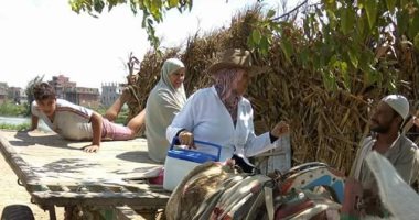 صور.. بيطريو دمياط يستقلون القوارب والكارو لتحصين المواشى ضد الحمى القلاعية