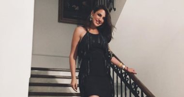 نازلة السلالم يا ماشا الله عليها.. درة تتألق بفستان أسود فى أحدث فوتو سيشن
