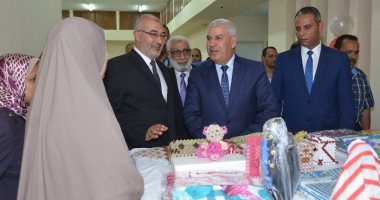 محافظ مطروح يوزع الزى المدرسى على 825 طفلا يتيما